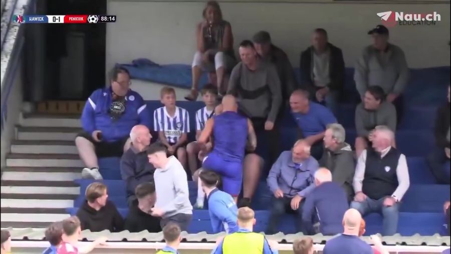 Paul Tansey stürmt auf die Tribüne – Zuschauer weichen aufgeregt zurück, während der Hawick-Spieler auf sie zugeht.