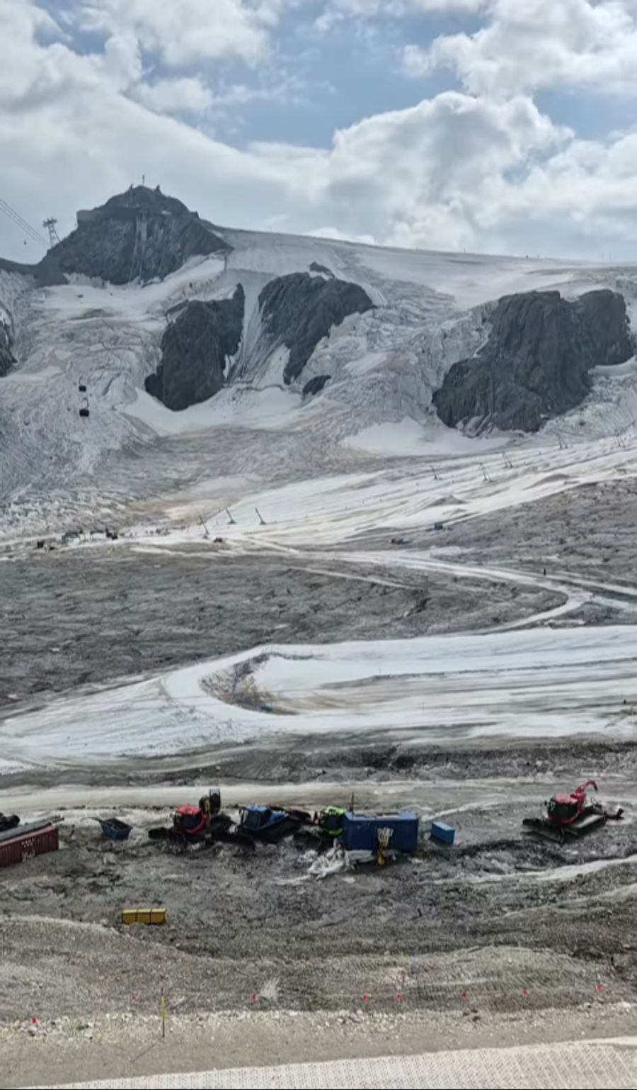 Sie postet eine Gletscher-Wüste vom Plateau Rosa.