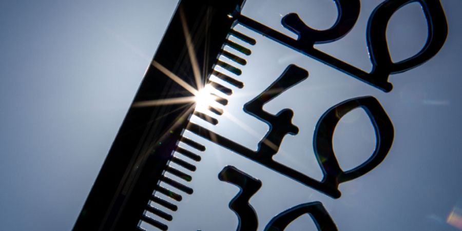 ARCHIV - Vor einem wolkenlosen blauen Himmel zeigt ein Außenthermometer bereits am Vormittag über 30 Grad Lufttemperatur an. Foto: Jens Büttner/dpa