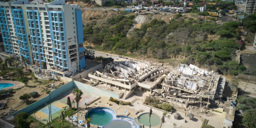 Eingestürzte Gebäude einen Tag nach den Erdbeben in La Guaira. Foto: Juan Pablo Arraez/AP/dpa