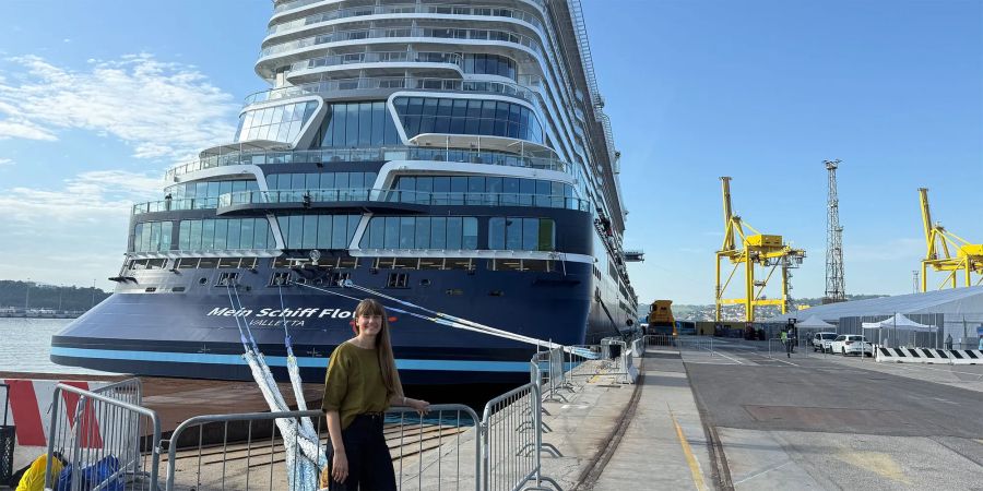333 Meter lang, 19 Decks, 3984 Passagiere: Redaktorin Marilin Leuthard vor der nagelneuen Mein Schiff Flow im Hafen von Triest.
