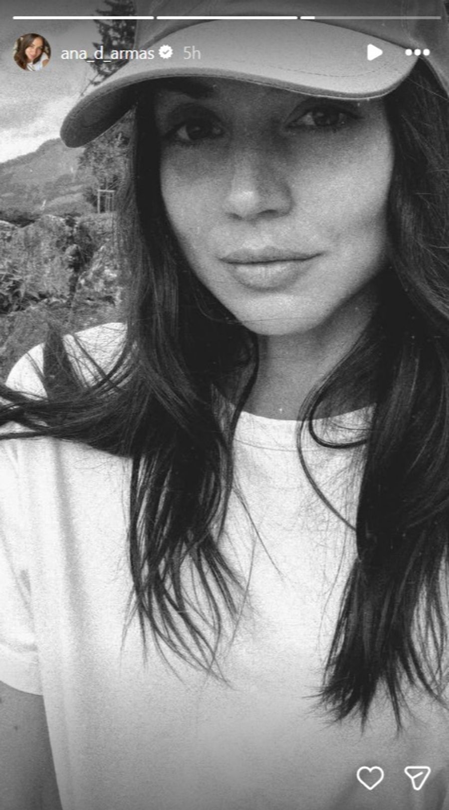 Cap, weisses T-Shirt, null Filter-Aufwand – Ana de Armas braucht keinen roten Teppich, um zu glänzen.