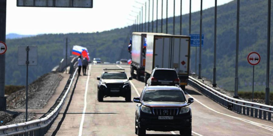 HANDOUT - Auf diesem Foto, das die Regierung der Region Primorsk veröffentlicht hat, fahren Fahrzeuge über die neue Brücke über den Fluss Tumannaja in der Region Primorskaja zwische...