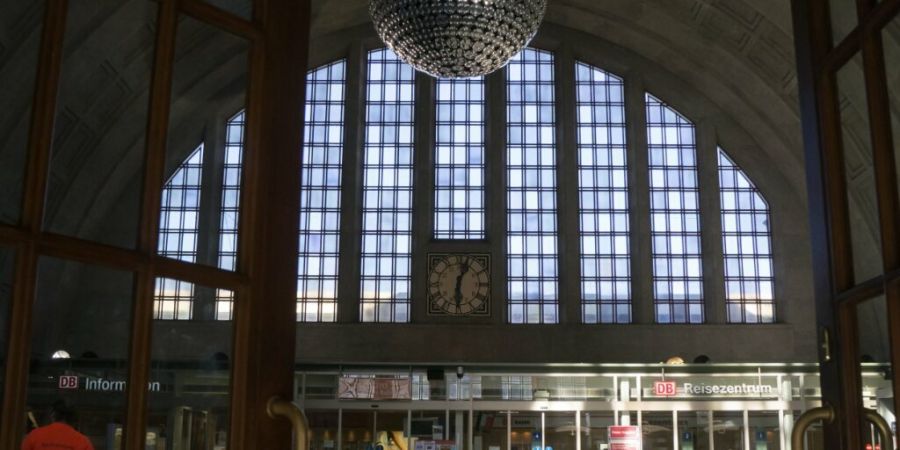 Im Einreisezug im Badischen Bahnhof in Basel wurde ein gefälschter Ausweis sichergestellt. Die deutsche Bundespolizei wies den Mann in die Schweiz zurück. (Archivbild)