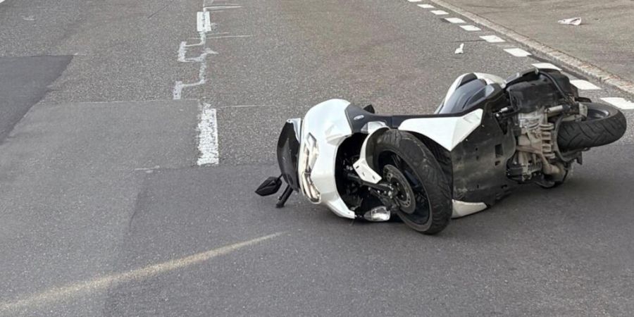 Weshalb der Rollerfahrer von der Fahrbahn abgekommen ist, wird untersucht.