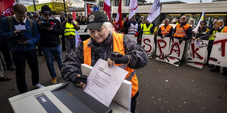 Im November 2025 schredderten VBZ-Angestellte und Gewerkschafterinnen symbolisch den Rahmen-GAV. Nun stellten sie mittels Petition Forderungen an den Stadtrat. (Archivbild)