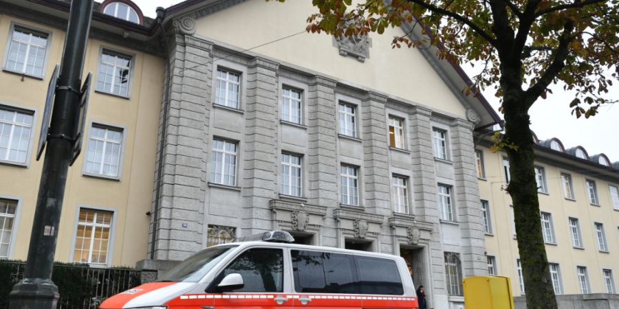 Ein 26-Jähriger steht am Donnerstag nach dem Drogentod zweier Menschen vor dem Bezirksgericht Zürich. Er soll jegliche Nothilfe unterlassen haben. (Archivbild)