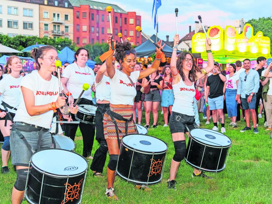 Die Perkussionsgruppe Borumbaia Zürich sorgt auf dem Festivalgelände für mitreissende Rhythmen.