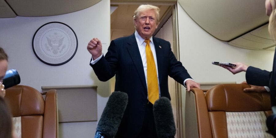 dpatopbilder - Präsident Donald Trump spricht nach der Landung auf dem Stützpunkt der US-Luftwaffe bei der RAF Mildenhall an Bord der Air Force One mit Reportern. Foto: Alex Brandon/A...