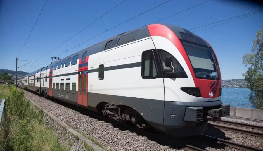Der Interregio-Zug am Bahnhof Bern Richtung Zürich ist rappelvoll.