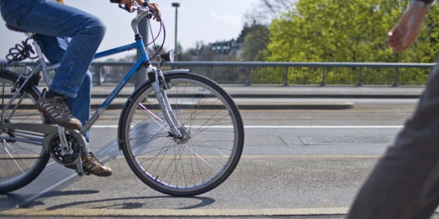 Der Velofahrer wurde infolge der Streifkollision schwer verletzt. (Symbolbild)