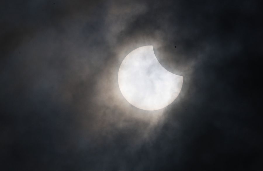 Bei der Sonnenfinsternis schiebt sich der Mond zwischen Sonne und Erde. Bei der Mondfinsternis steht die Erde zwischen der Sonne und dem Mond.