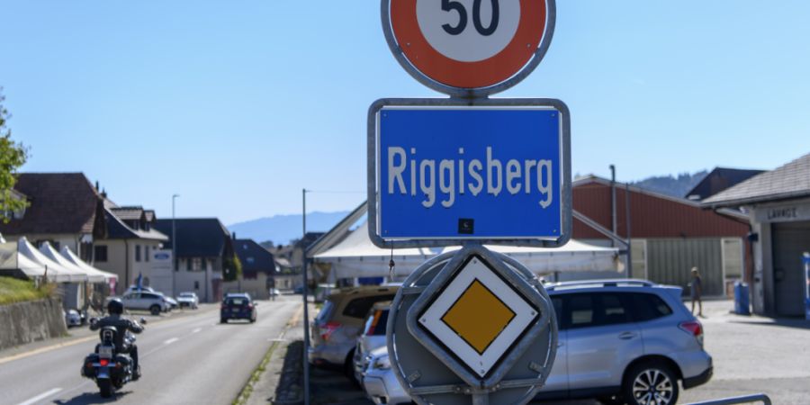 Eine Velofahrerin ist in Riggisberg BE von einem Auto gestreift worden und schwer gestürzt. (Symbolbild)