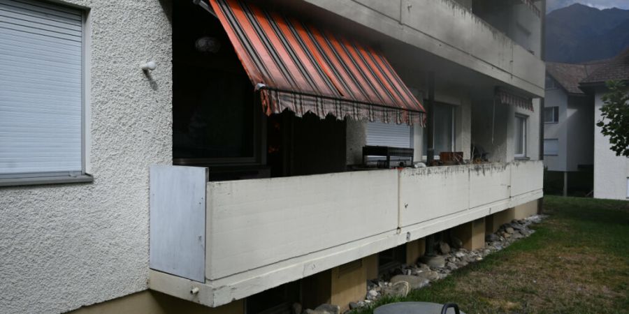 Das Feuer brach vermutlich in der Küche einer Wohnung im Erdgeschoss aus.