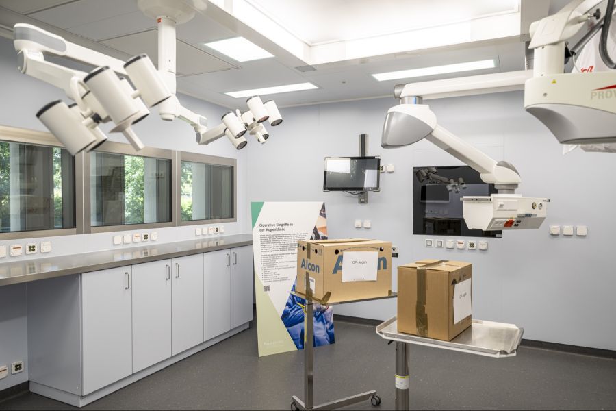 Sicht in einen Operationssaal in der Augenklinik im Marie-Colinet-Haus.