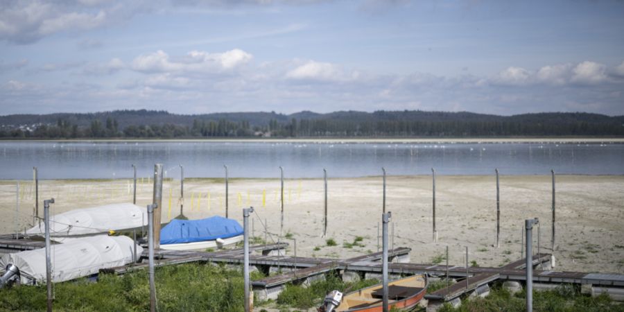 Nach wie vor herrscht auf der Alpennordseite, wie die Aufnahme vom 3. Oktober am Bodensee zeigt, markante Trockenheit.