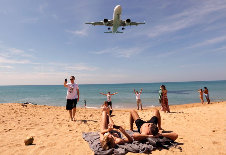 Zwei Schweizer haben über Snapchat ein Angebot angenommen: Ferien in Thailand, alles inklusive – mit der Bedingung, dass sie iPhones in die Schweiz bringen. (Symbolbild)