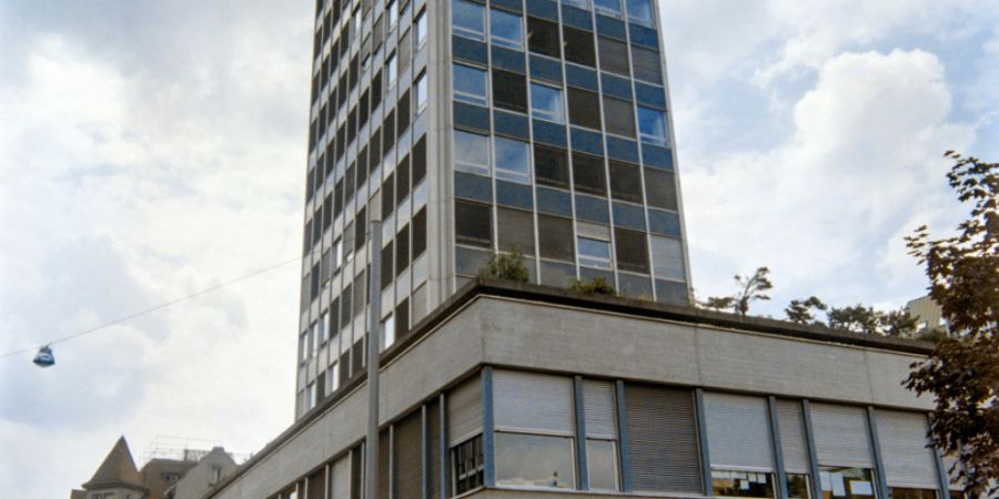 Ein 30 Jahre altes Bild aus dem Archiv: Früher war in diesem Hochhaus in der Stadt Baden das «Badener Tagblatt» zu Hause. Die Stadt will das Gebiet jetzt umgestalten. (Archivbild)