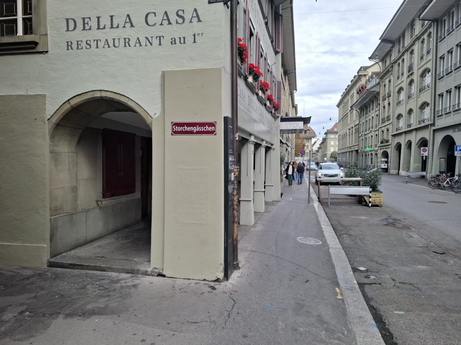 Stühle und Tische wurden beim Restaurant Della Casa vorsorglich weggeräumt.