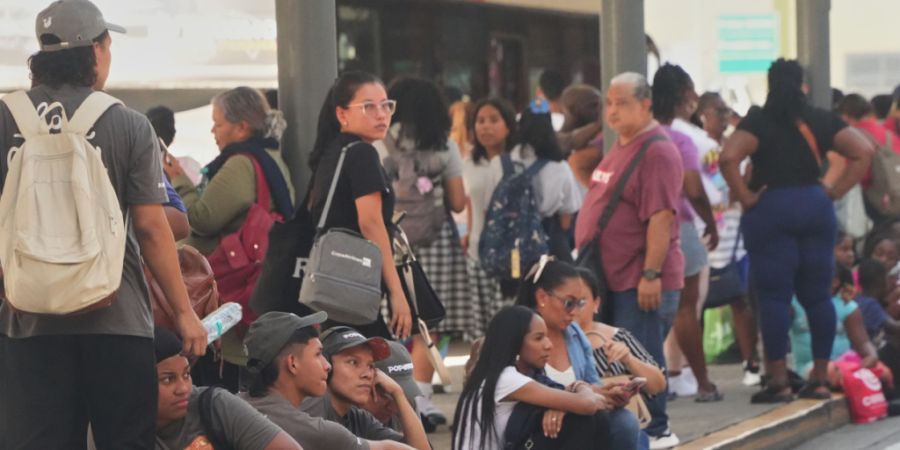 Menschen versammeln sich nach einem Erdbeben in Panama-Stadt vor einem Einkaufszentrum. Foto: Aris Mariota/AP/dpa