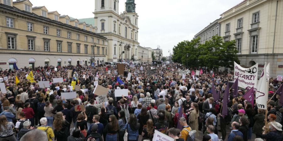 ARCHIV - Menschen nehmen an einer Demonstration teil. Polens Parlament hat den Weg für ein liberaleres Abtreibungsrecht freigemacht. Foto: Czarek Sokolowski/AP/dpa