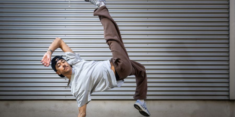 Zax (Zacharie Lamrani) ist der beste Schweizer Streetdancer. Für die kommende Woche in Zürich hofft er auf internationale Erfolge - erst bei den Battles der nationalen Champions im Sc...