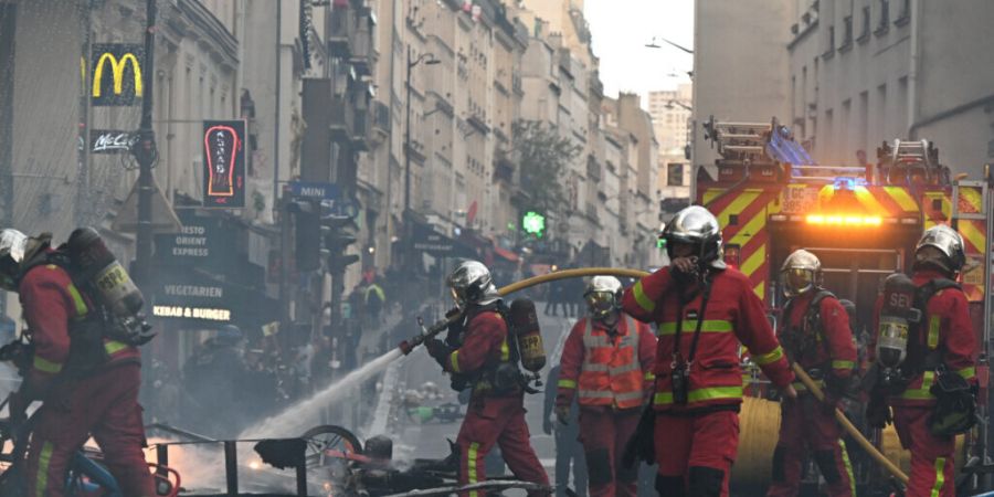 dpatopbilder - Feuerwehrleute löschen einen Brand während einer Demonstration gegen steigende Lebenshaltungskosten, bei der sich die Teilnehmer den Forderungen der Studenten anschloss...