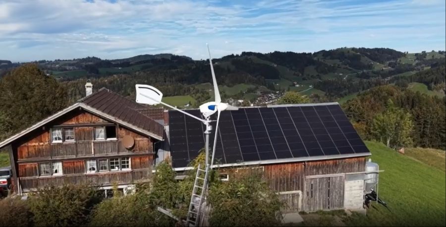 Auf Fritsches Hof sind neben zwei Windrädern auch grosse Solaranlagen aufgebaut.