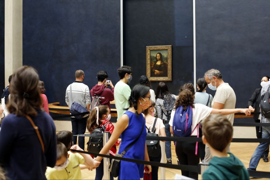 Die Mona Lisa gehört zu den bekanntesten Gemälden der Welt und zieht jährlich Millionen ins Louvre in Paris.
