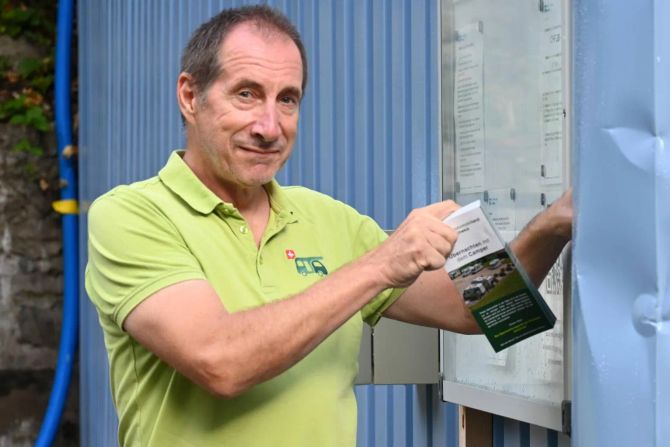 Rolf Järmann zeigt den heutigen Stellplatz im Pfauengässli. Die zentrale Lage ist für Wohnmobilisten besonders attraktiv.