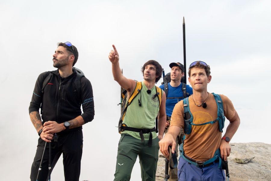 Der Geologe und Forstingenieur Mattia Soldati (rechts aussen) untersucht den Rückgang des Adula-Gletschers.