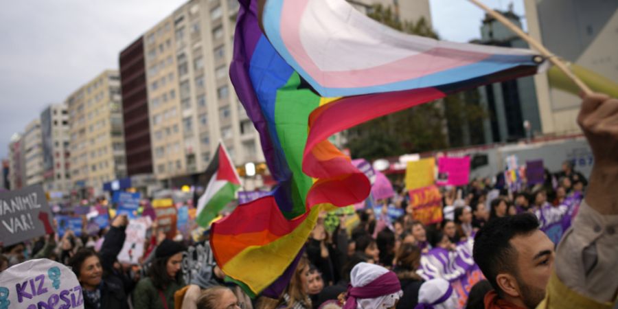 ARCHIV - Ein Mann schwenkt eine LGBT+-Fahne, während er an einer Kundgebung anlässlich des Internationalen Tages gegen Gewalt an Frauen teilnimmt. Foto: Emrah Gurel/AP/dpa
