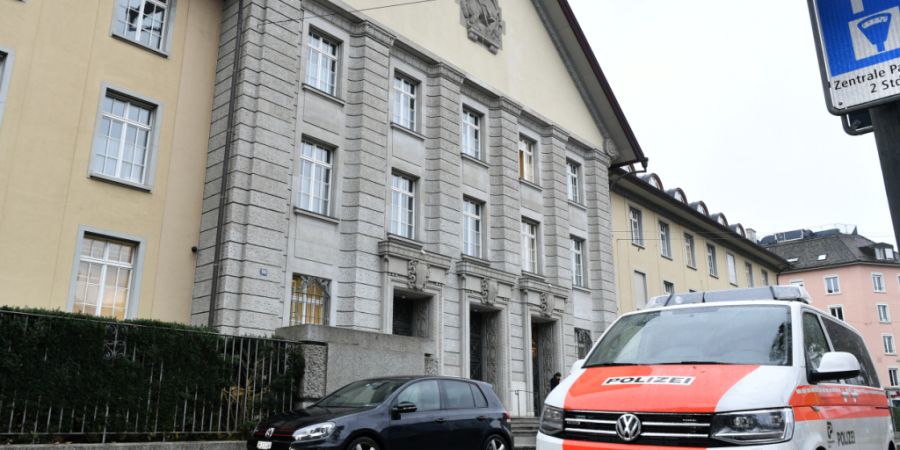 Statt in den Zoo ging es zum Flughafen: Ein 44-jähriger Software-Entwickler nahm vor elf Jahren seinen Sohn nach Jordanien mit - obwohl die Mutter das alleinige Sorgerecht hatte. Dafü...