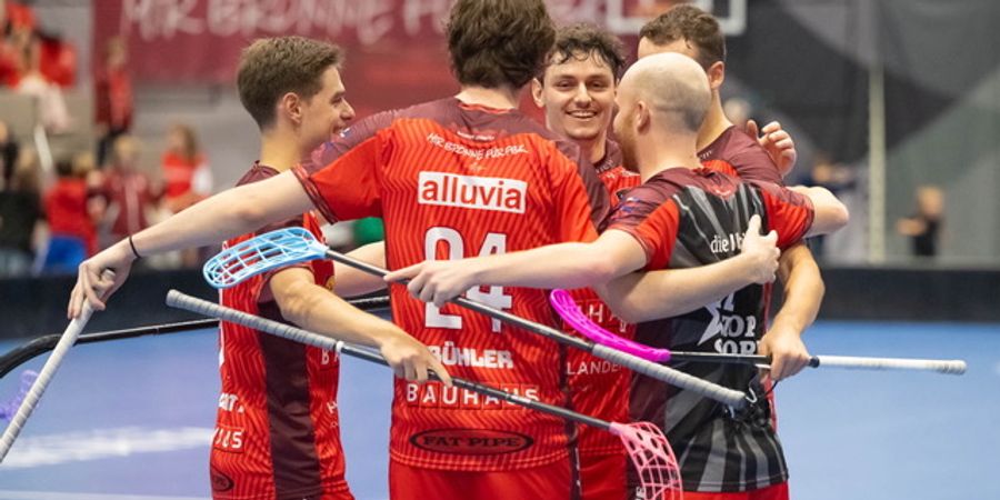 Die Mannschaft von Floorball Köniz Bern nach dem Heimsieg.