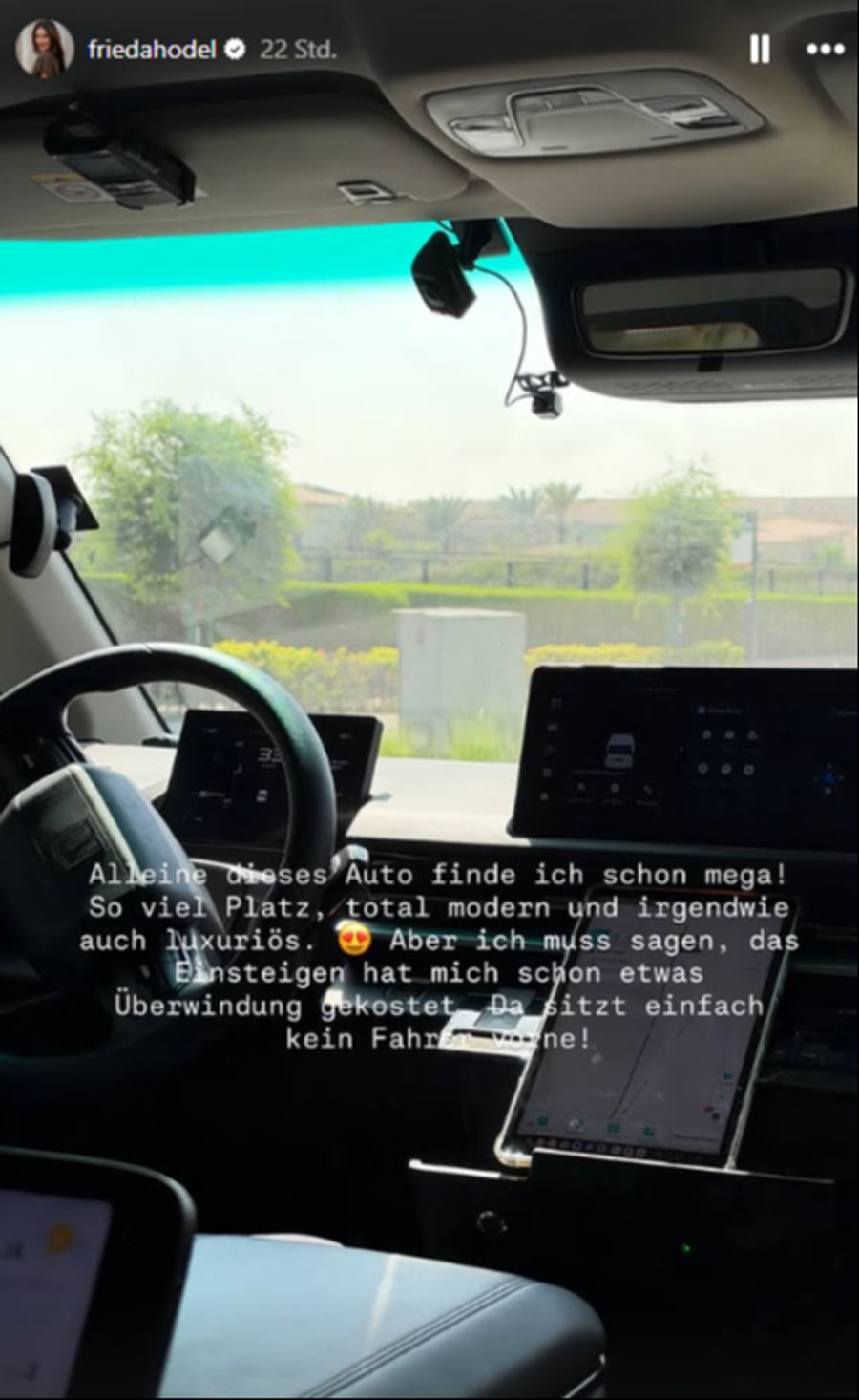 Die Influencerin ist hin und weg von der Ausstattung des Autos.
