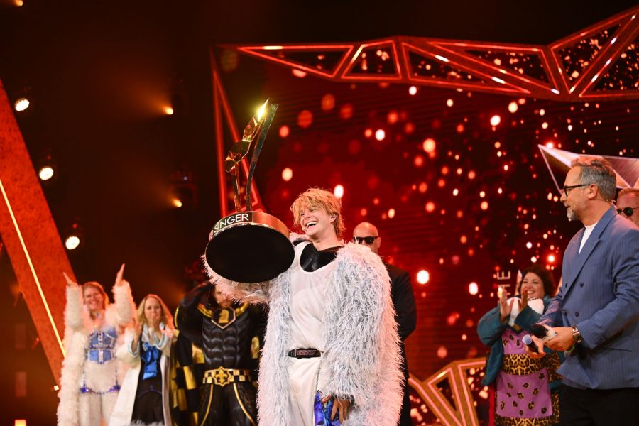 Vincent Gross strahlt mit der Trophäe: Der Schweizer gewinnt die 13. Staffel von «The Masked Singer» in Deutschland.