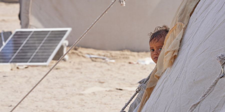 Ein vertriebenes Kind blickt im Lager Al-Firdaws aus einem Zelt hervor. Foto: Abdulnasser Alseddik/AP/dpa