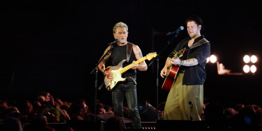 ARCHIV - Die beiden Sänger Peter Maffay (l-r) und Johannes Oerding stehen während Oerdings «Heimspiel Hamburg»-Konzert gemeinsam auf der Bühne im Volksparkstadion. Foto: Gregor Fisch...