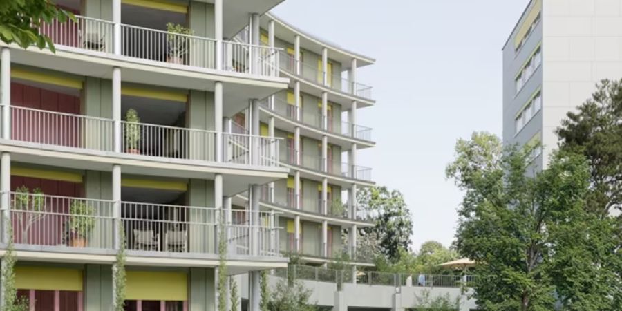 Der Erweiterungsbau für das Alterszentrum Adlergarten bietet 120 Pflegeplätze. 24 davon sind für Menschen mit Demenz, mit direktem Zugang zum geschützten Aussenbereich.