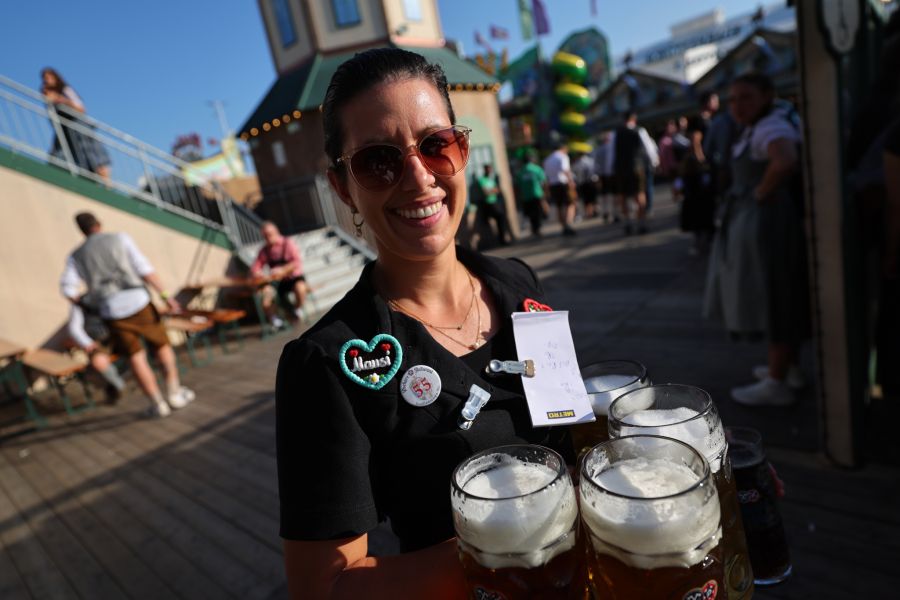 Alkohol ist am Oktoberfest omnipräsent. Eine Ärztin warnt vor den Folgen – auch in Sachen Straftaten.