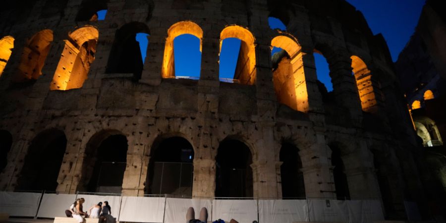 ARCHIV - Touristen vor dem Kolosseum in Rom. Foto: Gregorio Borgia/AP/dpa