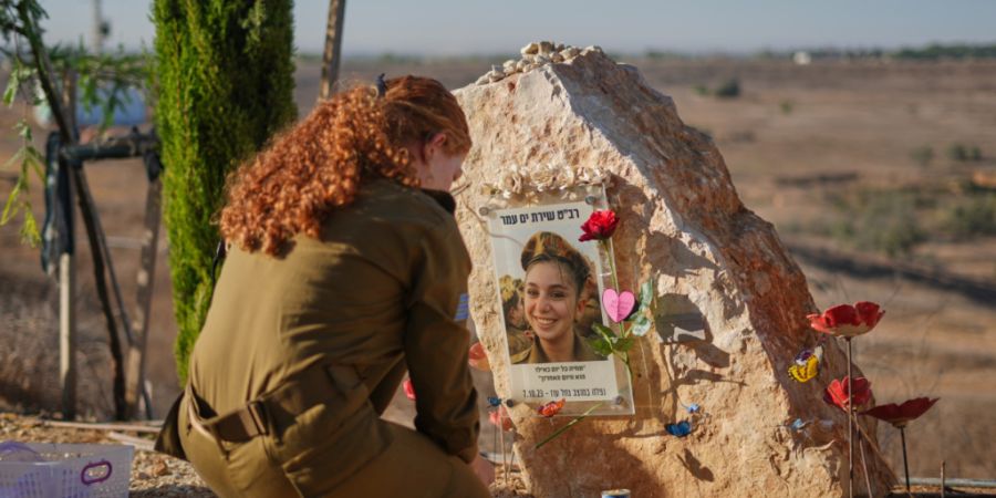 Eine israelische Soldatin nimmt in der Nähe des Kibbuz Nahal Oz im Süden Israels an einer Gedenkfeier zum dritten Jahrestag des grenzüberschreitenden Angriffs der Hamas auf Israel vo...