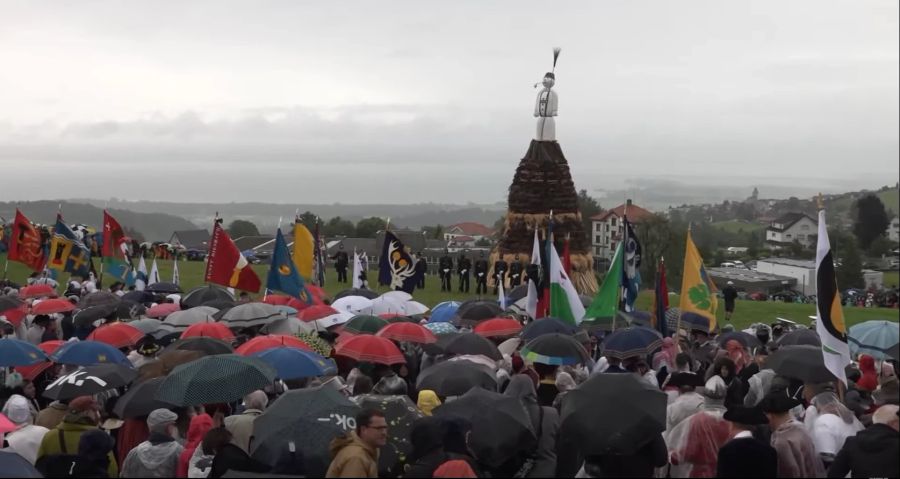 Die Böögg-Verbrennung wird von Regenwetter begleitet.