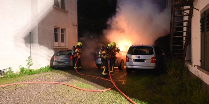 Feuerwehr löscht einen Fahrzeugbrand in Flawil. Fahrzeugbrand in Flawil