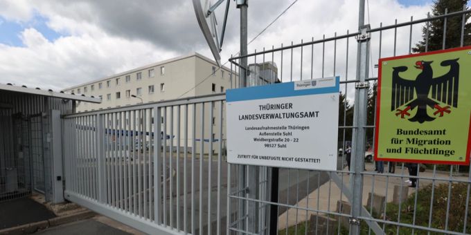 Zwei Wachleute der Erstaufnahmeeinrichtung für Flüchtlinge im ostdeutschen Suhl sollen sich rassistisch geäussert haben. Flüchtlingsheim Suhl