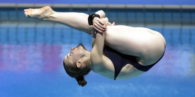 Wasserspringerin Michelle Heimberg erhält eine Auszeichnung für ihre Leistungen. Michelle Heimberg