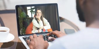 Mann und Frau kommunizieren am Laptop über Video.