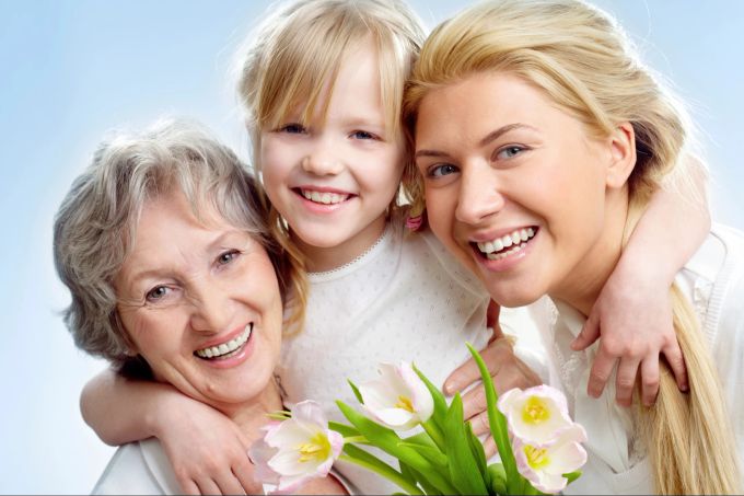 An Muttertag werden die Mamas besonders geehrt und gefeiert. Grossmutter, Mutter und Tochter