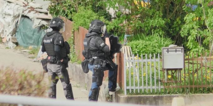 Die Kapo Zürich ist am Montagmorgen in Gütighausen ZH mit Sondereinsatzkräften vor Ort. Gütighausen ZH