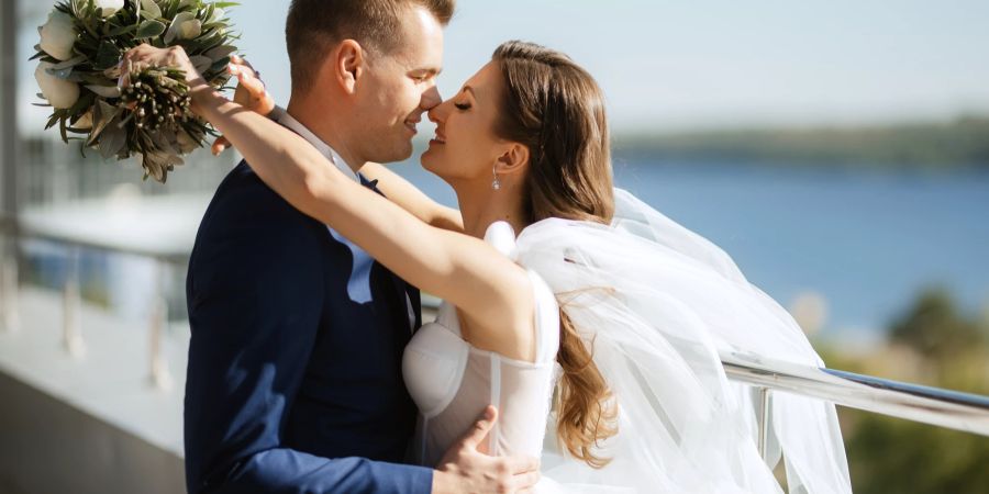 Laut Gallup-Umfrage sind verheiratete Menschen glücklicher als Singles.